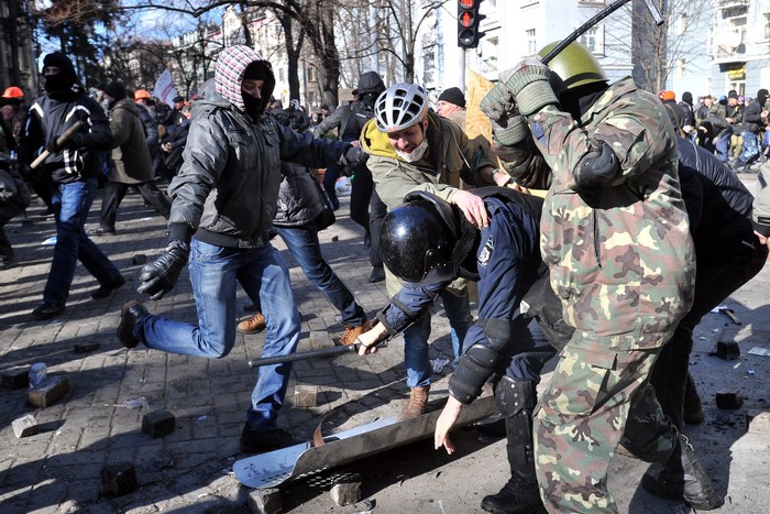 Столкновения демонстрантов с полицией в центре Киева 18 февраля 2014 года. Фото: GENYA SAVILOV/AFP/Getty Images