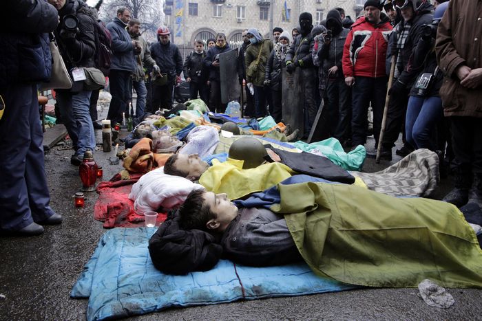 Жертвы столкновений демонстрантов с полицией в центре Киева, 20 февраля, 2014 год. Фото: ALEXANDER CHEKMENEV/AFP/Getty Images