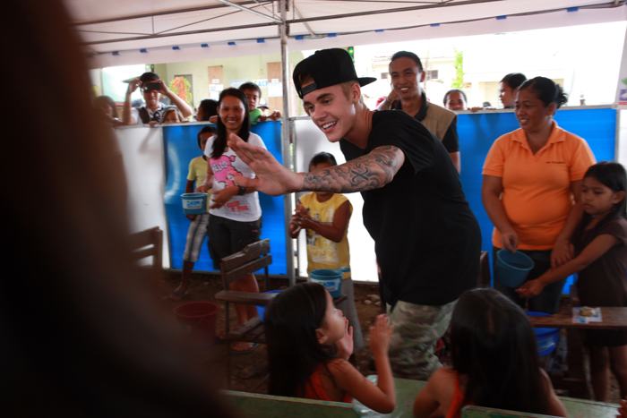Джастин Бибер поддержал на Филиппинах жертв тайфуна