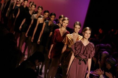 Коллекция женской одежды осень 2008, представленная 1 февраля на неделе моды от Mercedes-Benzв в Нью-Йорке. Фото: Mark Mainz/Getty Images  | Epoch Times Россия