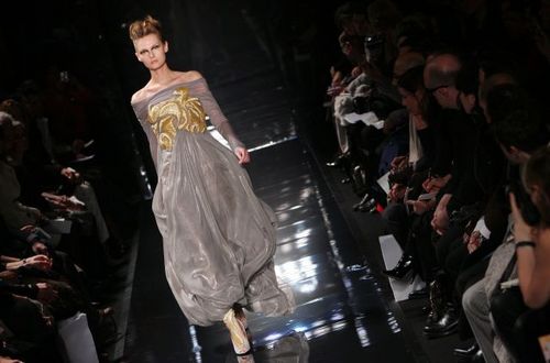 Лучшие коллекции женской одежды, представленные на показе мод в Париже. Фото: AFP /FRANCOIS GUILLOT | Epoch Times Россия