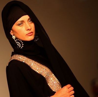 Модели на показе моды в Дубаи. Фото: AFP/MARWAN NAAMANI | Epoch Times Россия