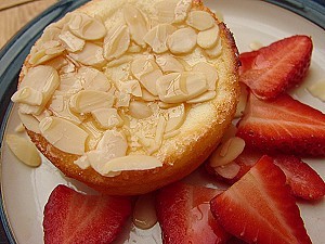 Сырный пирог с медом и миндалем. Фото: Каролин Ятс /Великая Эпоха | Epoch Times Россия