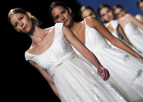 Показ свадебных платьев на неделе моды в Барселоне. Фото: LLUIS GENE/AFP/Getty Images | Epoch Times Россия