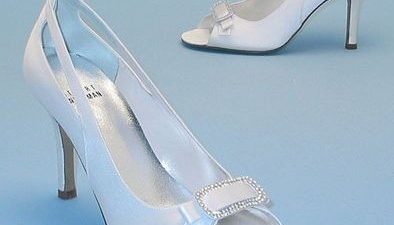 Белые атласные свадебные туфли