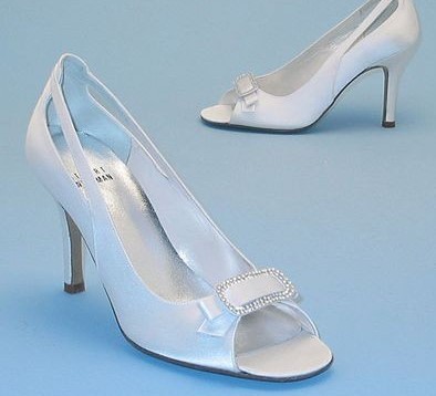 Белые атласные свадебные туфли. Фото с efu.com.cn | Epoch Times Россия