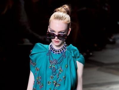 Новая коллекция Альбера Эльбаза для дома Lanvin на показе Парижской Недели моды 5 октября. Фото: FRANCOIS GUILLOT/AFP/Getty Images | Epoch Times Россия