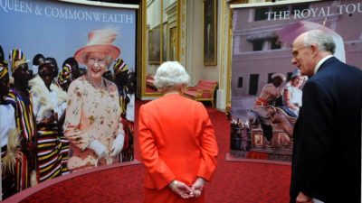 Выставка коллекций нарядов и драгоценностей королевы Елизаветы II в Лондоне