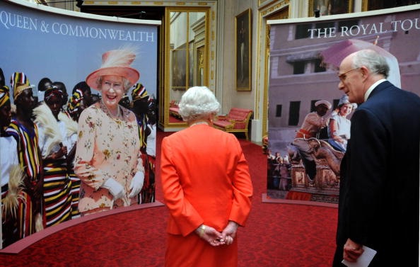 Выставка коллекций нарядов и драгоценностей королевы Елизаветы II в Лондоне. Фото: Ian Nicholson/WPA Pool/Getty Images | Epoch Times Россия