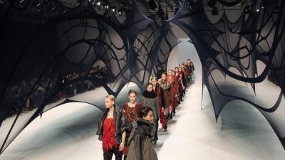 Коллекция от японского дизайнера Issey Miyake на Неделе моды в Париже