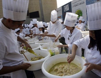 Для приготовления самого большого хумуса в мире было привлечено более 300 поваров. Фото: ANWAR AMRO/AFP/Getty Images
 | Epoch Times Россия