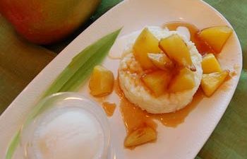 Десерт из риса и манго на кокосовом молоке