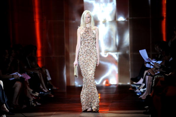 Коллекция Armani Prive на Неделе моды Haute Couture сезона осень-зима 2010-2011 в Париже. Фото:BERTRAND GUAY/AFP/Getty Images  | Epoch Times Россия