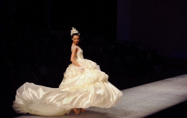 Свадебная коллекция дизайнера Tsai Meiyue на Неделе высокой моды в Китае. Фото: LILIAN WU/AFP/Getty Images | Epoch Times Россия