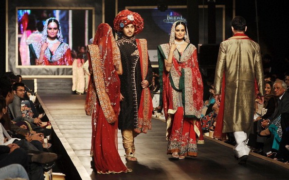 Свадебная коллекция от Ali Xeeshan в Лахоре, Пакистан, 26-27 ноября 2010 год. Фото: Arif Ali/AFP/Getty Images | Epoch Times Россия