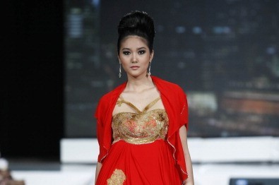Презентация коллекции от Siti Haida на Неделе моды 2010 в Джакарте. Фото: Ulet Ifansasti/Getty Images for Jakarta Fashion Week | Epoch Times Россия
