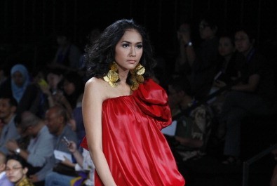 Презентация коллекции Ina Thomas на Неделе моды 2010 в Джакарте. Фото: Ulet Ifansasti/Getty Images for Jakarta Fashion Week | Epoch Times Россия