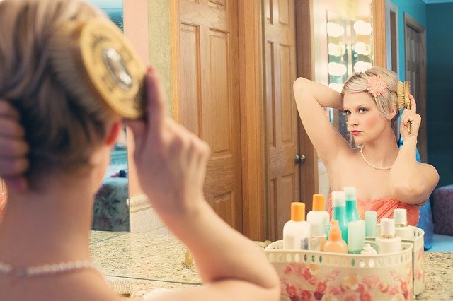 женщина зеркало макияж