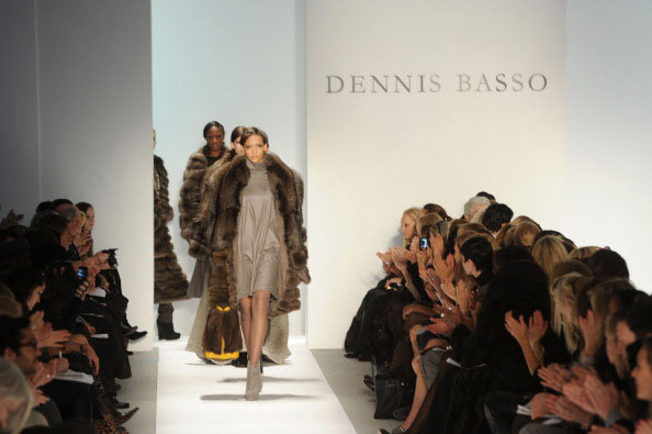 Коллекция Dennis Basso на Неделе моды Mercedes Benz Fashion Week 2011, 15 февраля 2011, Линкольн-центр, Нью-Йорк. Фото: Frazer Harrison/Getty Images | Epoch Times Россия