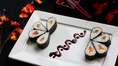 «Сырые» вегетарианские суши с водорослями нори