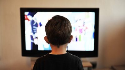 Просмотр телевизионных программ вредит развитию ребенка
