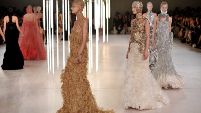 Экстравагантные наряды от дома моды Alexander McQueen на Неделе моды в Париже