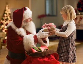 Самый дорогой подарок — из рук Деда Мороза. Фото: Getty Images | Epoch Times Россия