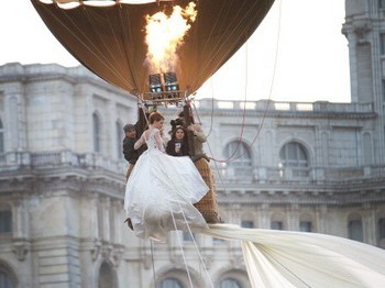 Свадебное платье невесты имеет длину 3 километра. Фото: STRINGER/AFP/Getty Images | Epoch Times Россия