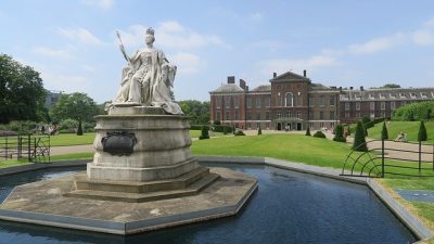 Платья королевы Виктории и принцессы Дианы в Кенсингтонском дворце в Лондоне