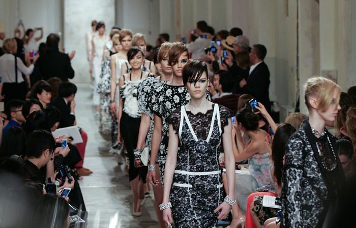 Карл Лагерфельд представил коллекцию Chanel в Сингапуре. Фото: Rahman Roslan/Getty Images | Epoch Times Россия