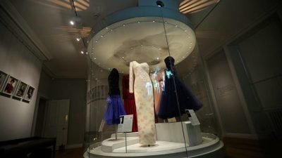 Королевские платья представили на выставке в Лондоне
