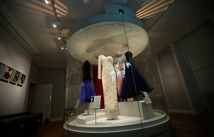 Королевские платья Елизаветы II, принцессы Маргарет и принцессы Дианы представили на выставке «Мода правит» в Кенсингтонском дворце Лондона 4 июля 2013 года