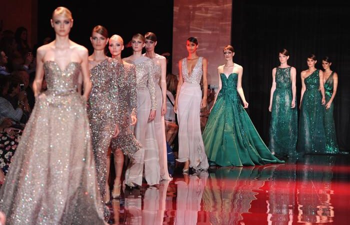 Роскошные вечерние платья Elie Saab представлены на Неделе высокой моды в Париже 3 июля 2013 года