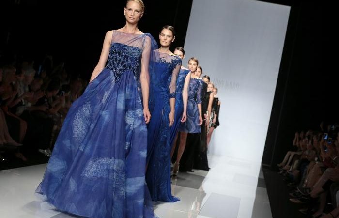 Коллекция вечерних платьев ливанского дизайнера Тони Уорда Tony Ward представлена на Неделе моды AltaRoma AltaModa сезона осень-зима 2013/2014 в Риме 9 июля 2013 года