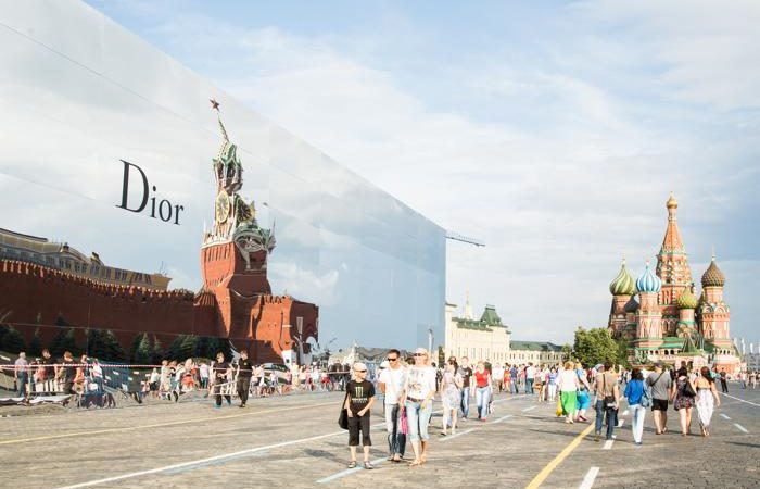 Показ Christian Dior прошёл в Москве на Красной площади 9 июля 2013 года