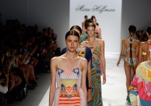 Известный американский дизайнер Мара Хоффман представила яркую этническую коллекцию Mara Hoffman показа сезона весна 2014 на нью-йоркской Неделе моды 7 сентября 2013 года