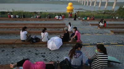 Китайские туристы за границей ведут себя некультурно