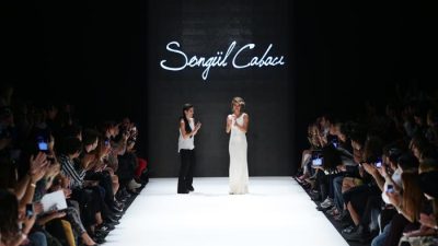 Модельер представила коллекцию деловой одежды в Стамбуле