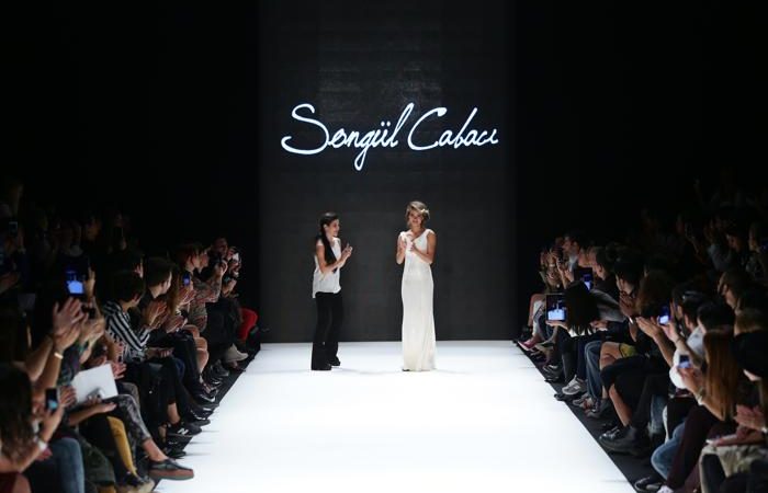 Турецкий модельер Songul Cabaci представила одноимённую коллекцию деловых платьев и костюмов на Неделе моды s/s 2014 сезона лето-осень в Стамбуле 9 октября 2013 год