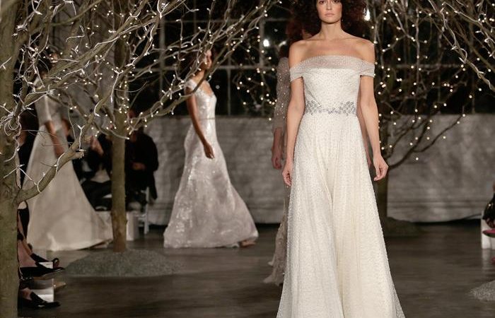 Дженни Пэкхэм, любимый дизайнер супруги принца Чарльза, герцогини Кембриджской Кэтрин, представила 11 октября 2013 года на нью-йоркской неделе свадебной моды коллекцию платьев Jenny Packham осеннего сезона 2014 года