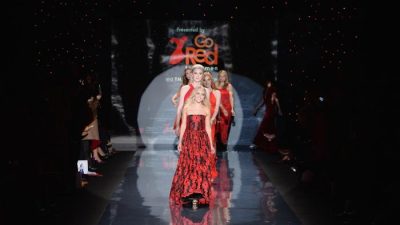 Красные платья представили знаменитости на показе в Нью-Йорке