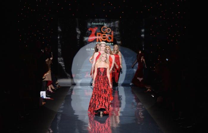 Анна-София Робб в платье от Alice + Olivia и другие знаменитости представили красные платья от ведущих модельеров мира на благотворительном показе Недели моды в Нью-Йорке 6 февраля
