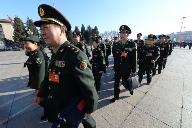 Военные делегаты идут на церемонию закрытия Всекитайского собрания народных представителей (ВСНП), Пекин, 13 марта 2014 года. Фото: Goh Chai Hin/AFP/Getty Images | Epoch Times Россия