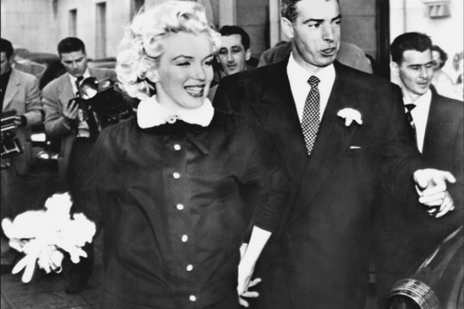 Мэрилин Монро и её второй муж американский бейсболист Джо Ди Маджо, 1 апреля 1954 г.  Фото: STF/AFP/Getty Images | Epoch Times Россия