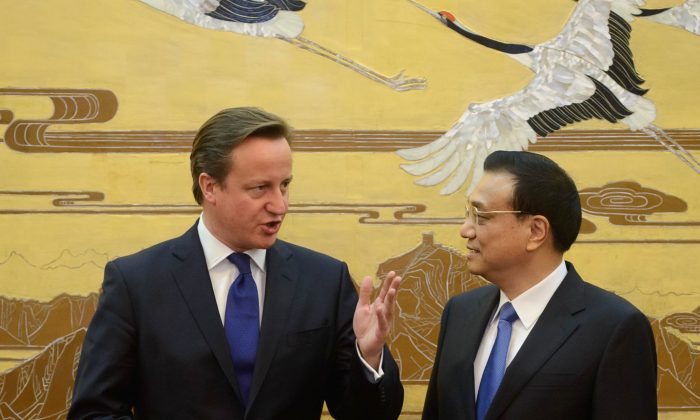 Премьер-министр Великобритании Дэвид Кэмерон (слева) и премьер-министр Китая Ли Кэцян (справа) присутствуют на церемонии подписания в Большом Народном зале в Пекине 2 декабря 2013 года в Пекине, Китай. Кэмерон во время своего визита завершил диалог по правам человека с Китаем, который последний теперь в одностороннем порядке отменил. (Эд Джонс / Getty Images) | Epoch Times Россия