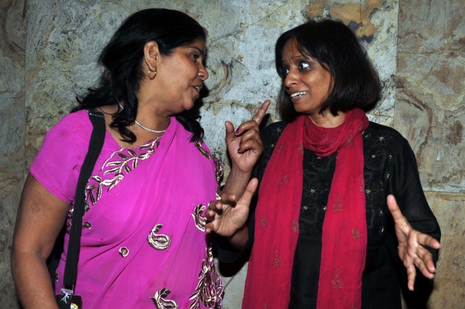 Сампат Деви Пал из Бунделкханда (слева), основательница «Гулаби ганг», посещает специальный показ документального фильма в Мумбае «Гулаби ганг», снятого Ништхой Джайн (справа), 10 февраля 2014 г. Фото: STR/AFP/Getty Images | Epoch Times Россия