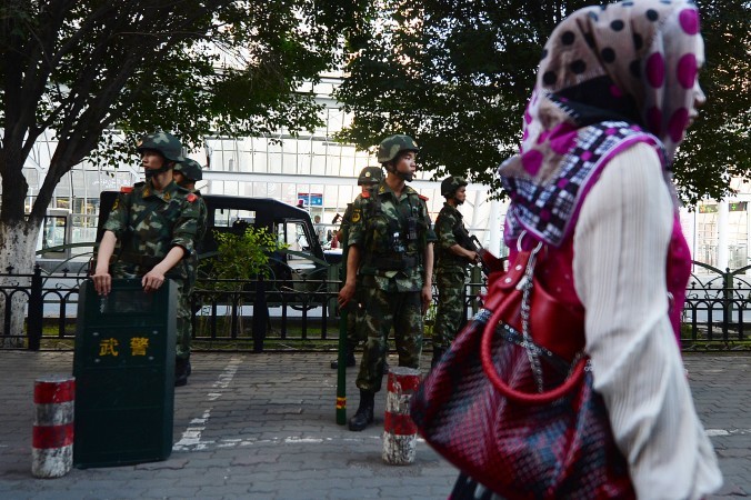 Китайская военизированная полиция в г. Урумчи, Синьцзян-Уйгурский автономный район, июнь 2013 года. Из-за жестоких репрессий в Китае некоторые отчаявшиеся уйгуры пытаются бежать в другие страны. Фото: Mark Ralston/AFP/Getty Images | Epoch Times Россия