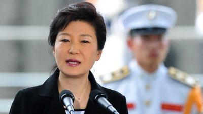 Президент Южной Кореи извинилась за трагедию с паромом