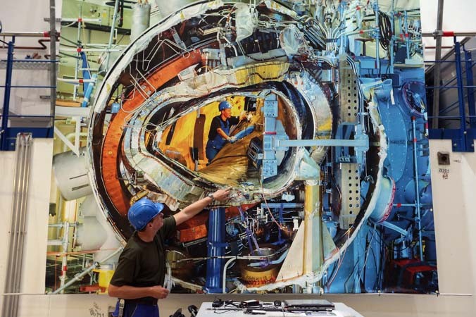 Презентация строительства реактора Wendelstein в Институте внеземной физики имени Макса Планка в Грайфсвальде (Германия) 29 октября 2013 года. Фото: Sean Gallup/Getty Images | Epoch Times Россия