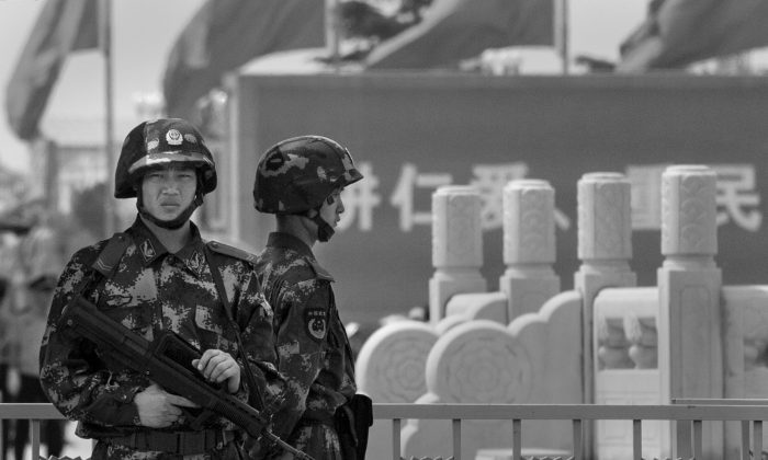 Китайская военизированная полиция стоит на страже на площади Тяньаньмэнь 4 июня 2014 года в Пекине, Китай. (Кевин Фрайер / Getty Images) | Epoch Times Россия